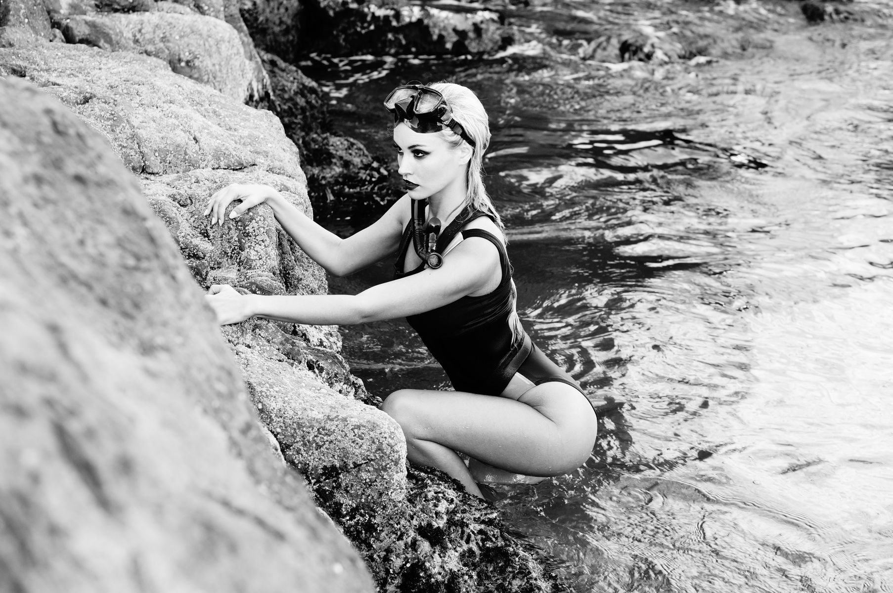 1806x1200, 349 Kb / вода, камни, купальник, маска, очки, попа, ч/б