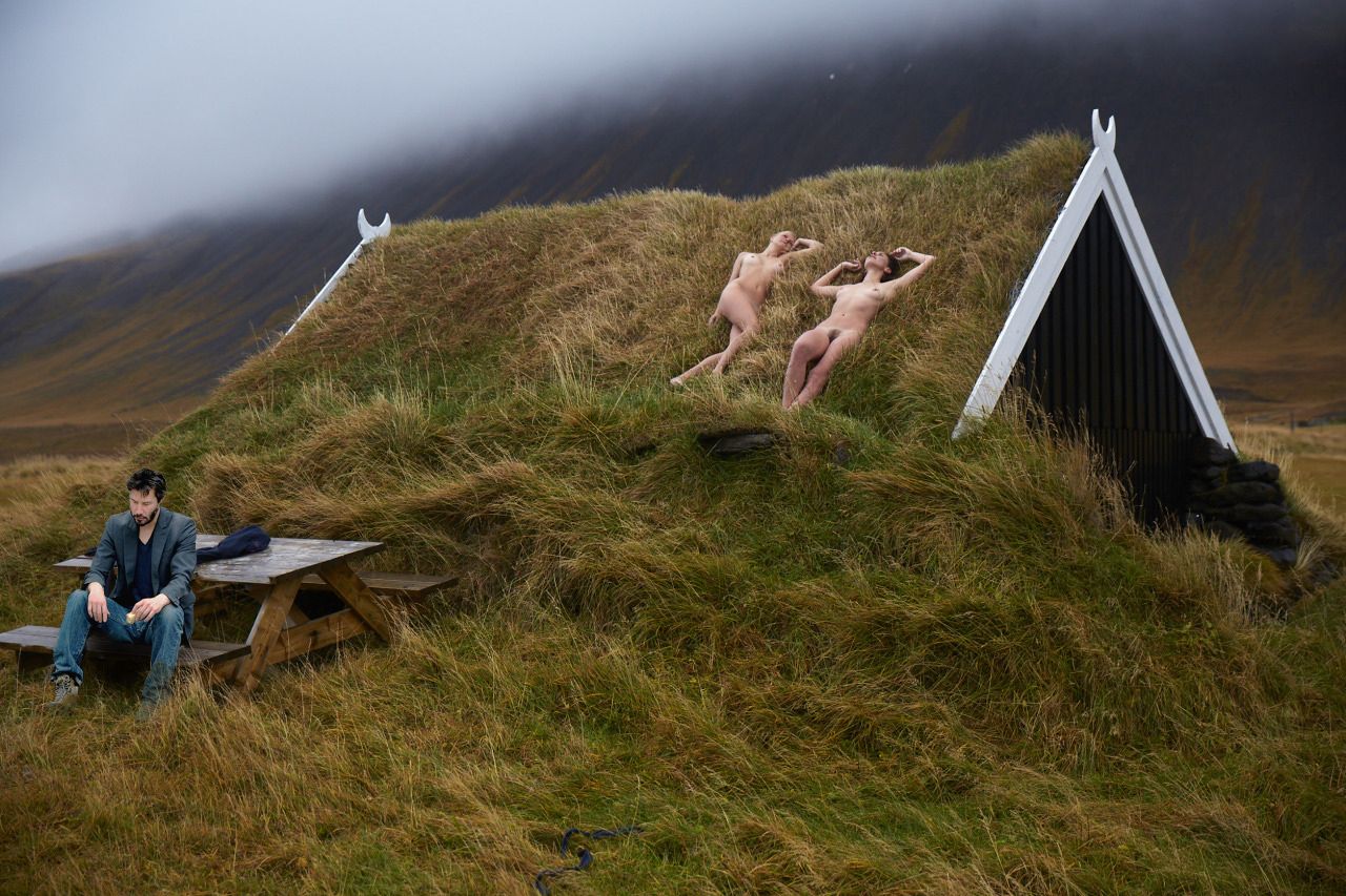 1280x853, 238 Kb / крыша, трава, девки, кину ривз, фотожаба