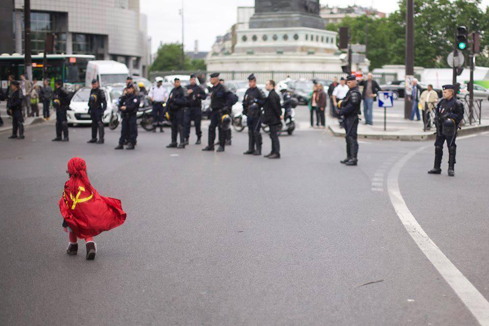 960x639, 85 Kb / серп, молот, флаг, полиция