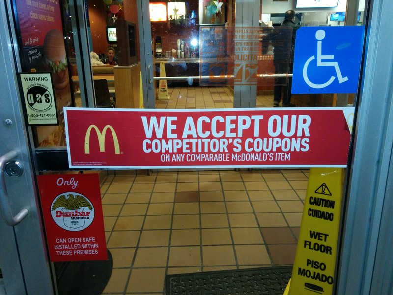 800x600, 154 Kb / макдональдс, объявление, дверь, конкуренция, капитализм