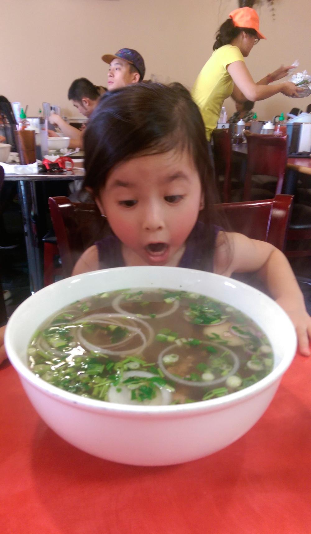 1000x1715, 124 Kb / Ребёнок, изумление, тарелка, суп