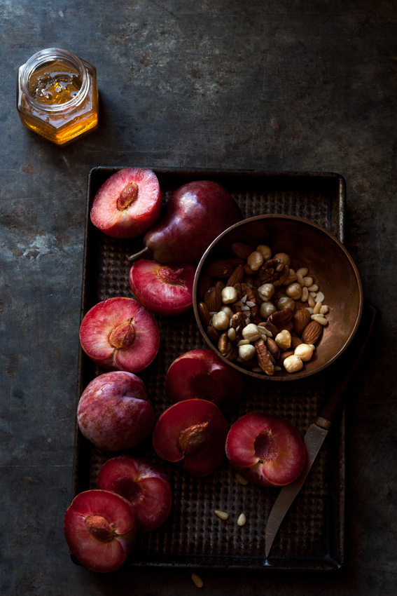 567x850, 256 Kb / персик, груша, мёд, орехи, нож