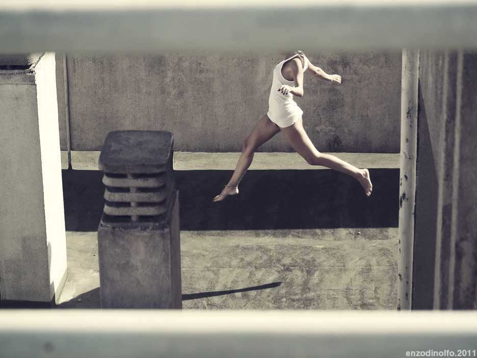 935x702, 155 Kb / прыжок, ноги, крыша, майка