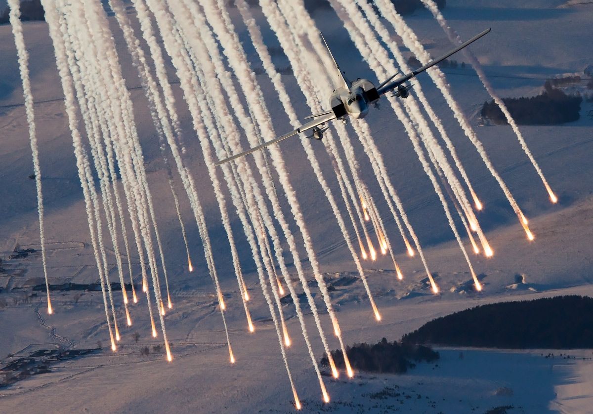 1200x838, 187 Kb / самолёт, ТУ-22М3, тепловые ловушки, военщина, красота
