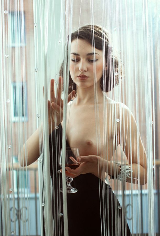 610x900, 88 Kb / девушка, занавесь, бокал