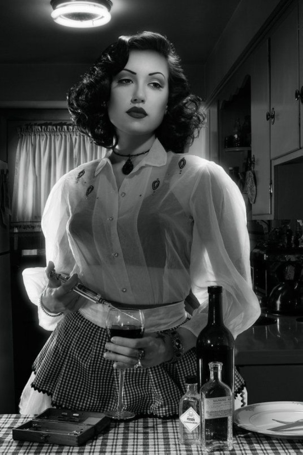 601x900, 176 Kb / бокал, яд, шприц, бутылка, брюнетка