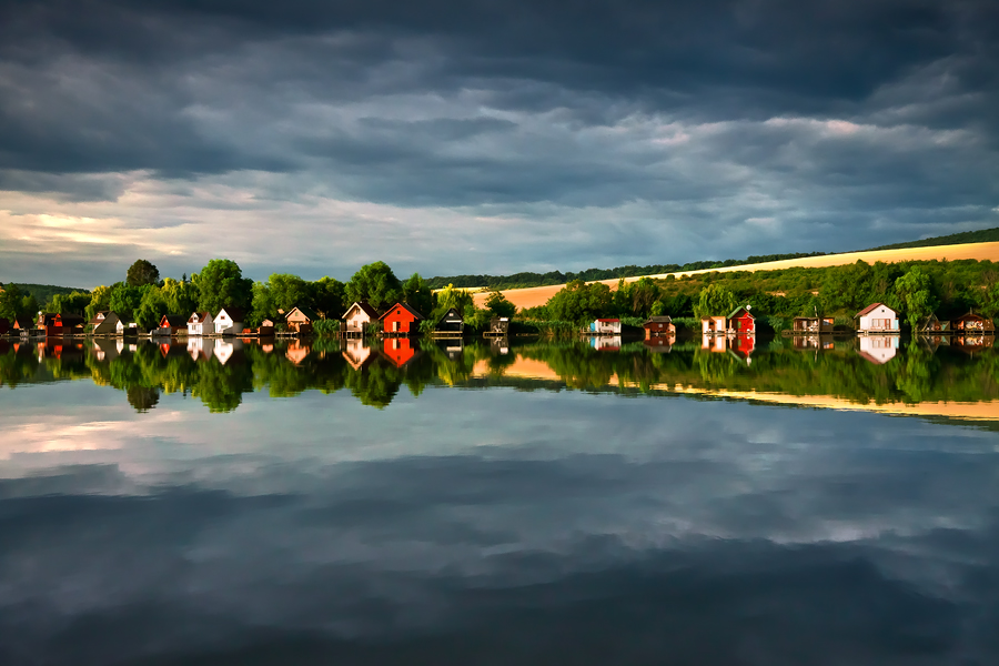 900x600, 320 Kb / озеро, отражение, небо, тучи, красота