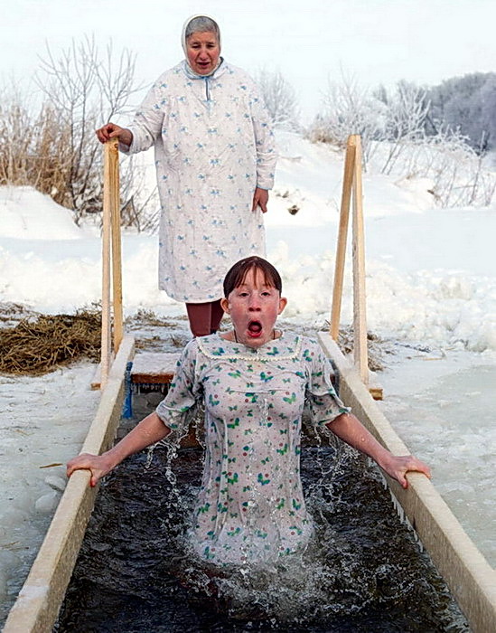 549x700, 136 Kb / бабушка, внучка, крещение, лёд, вода, прорубь