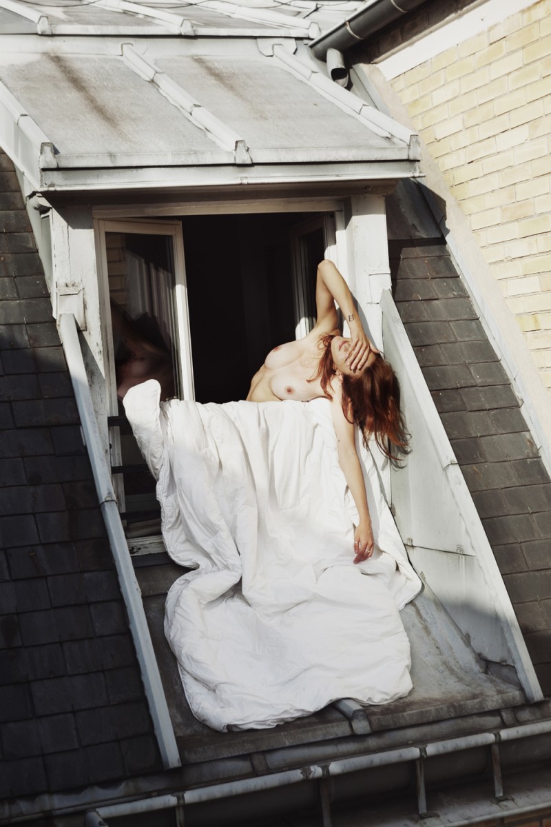 800x1200, 175 Kb / крыша, окно, одеяло, рыжая