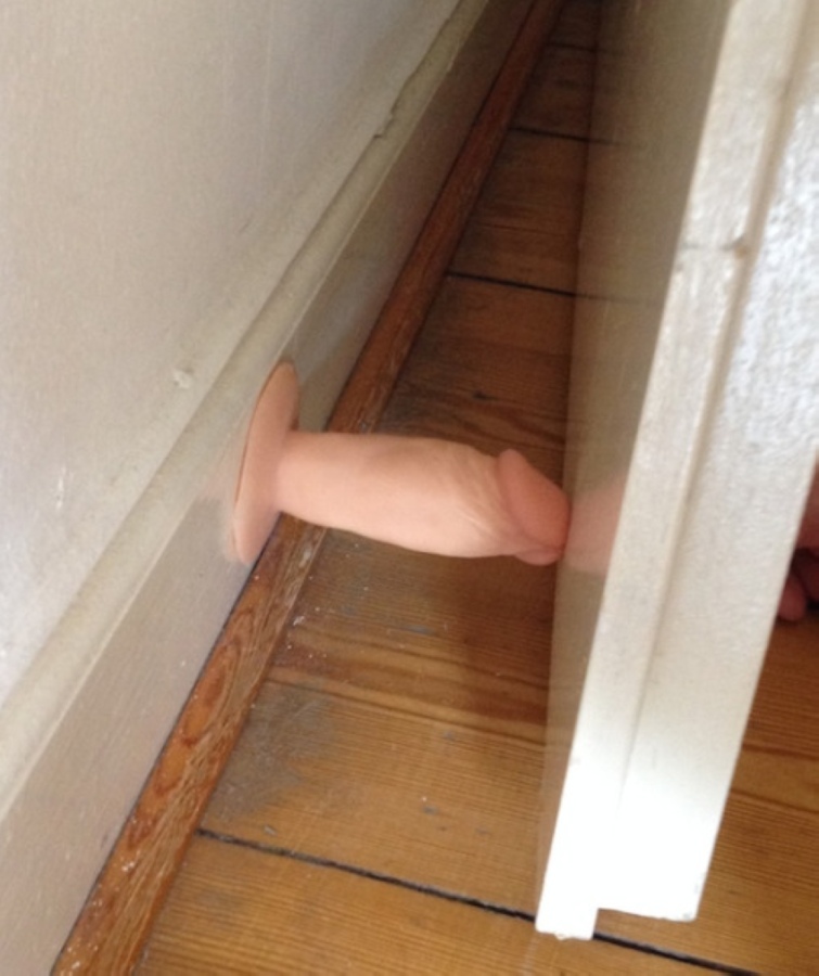 755x900, 150 Kb / стена, дверь, ограничитель, фалоимитатор