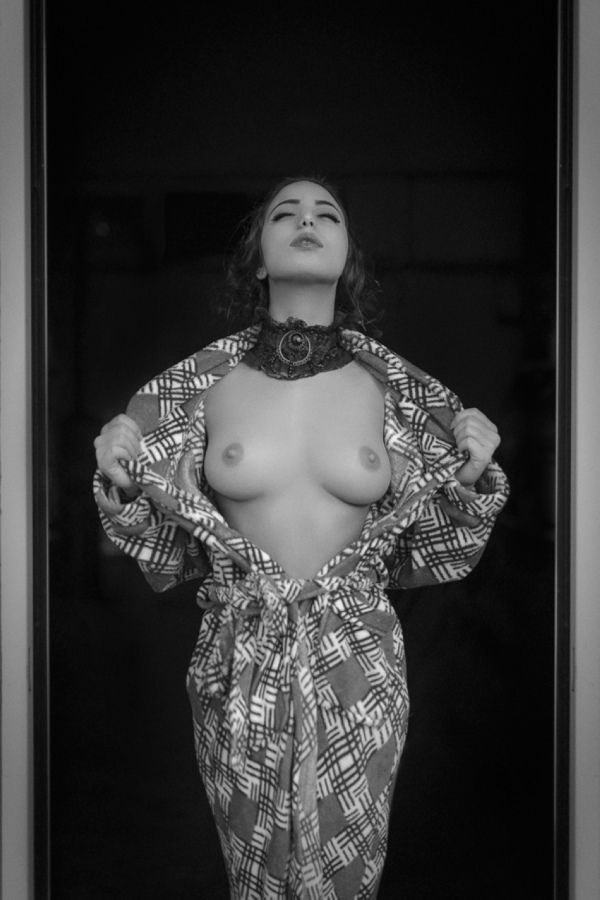 600x900, 60 Kb / ошейник, декольте, нараспашку, ч/б