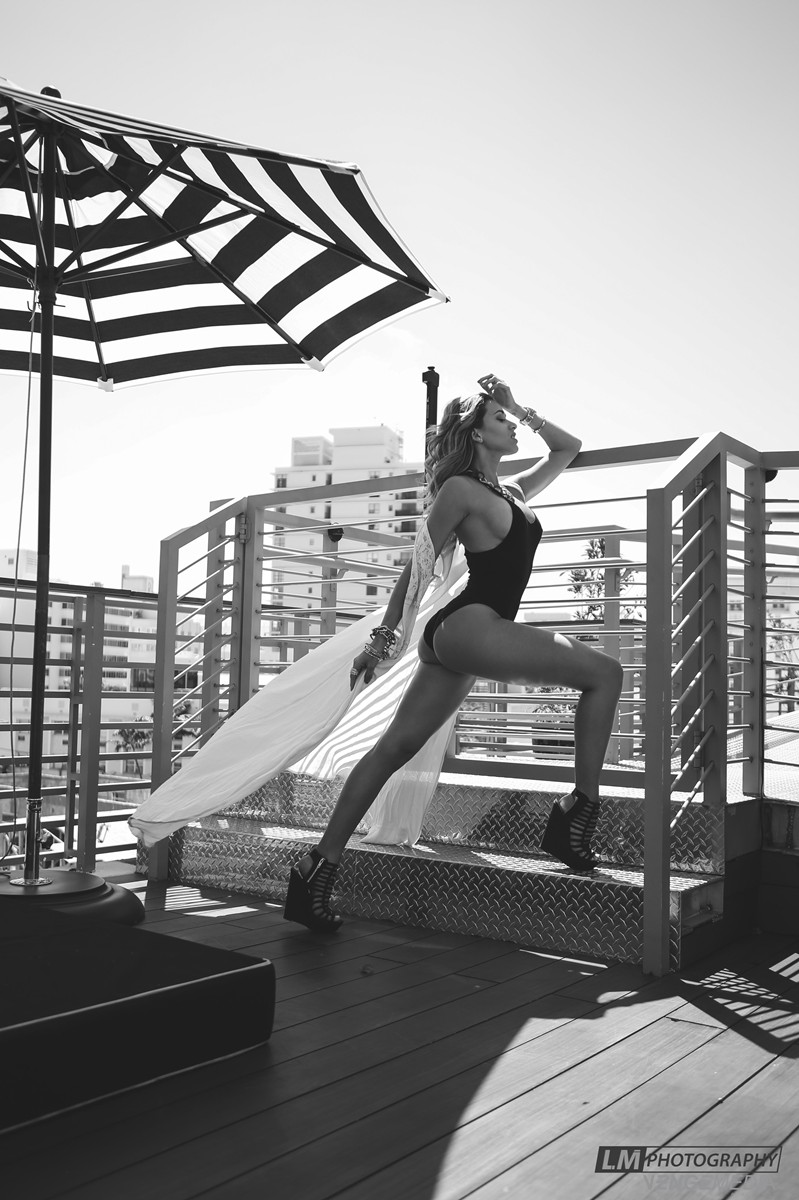 799x1200, 198 Kb / зонтик, ч/б, фата, боди, браслеты, синди, ступеньки