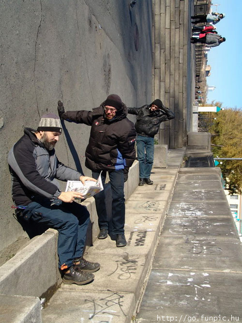 500x667, 111 Kb / на стене, прохожие, газета