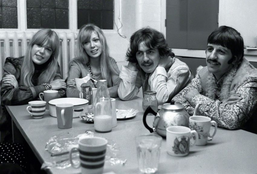 850x577, 81 Kb / the beatles, джордж харрисон, ринго старр, девушки, кухня, битлз, ч/б