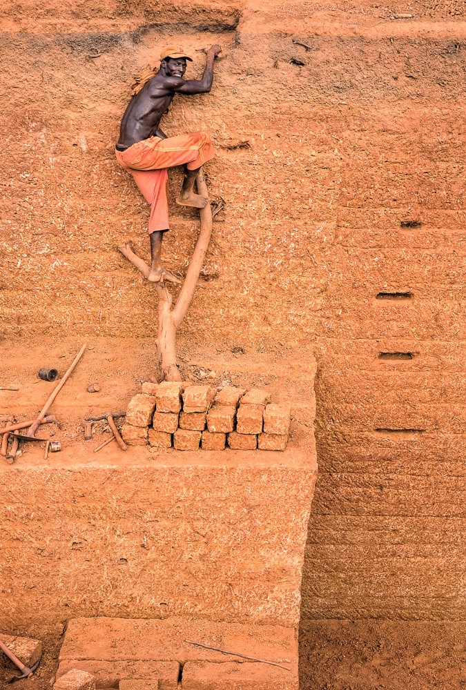 675x1000, 335 Kb / негр, кирпичи, оранжевый