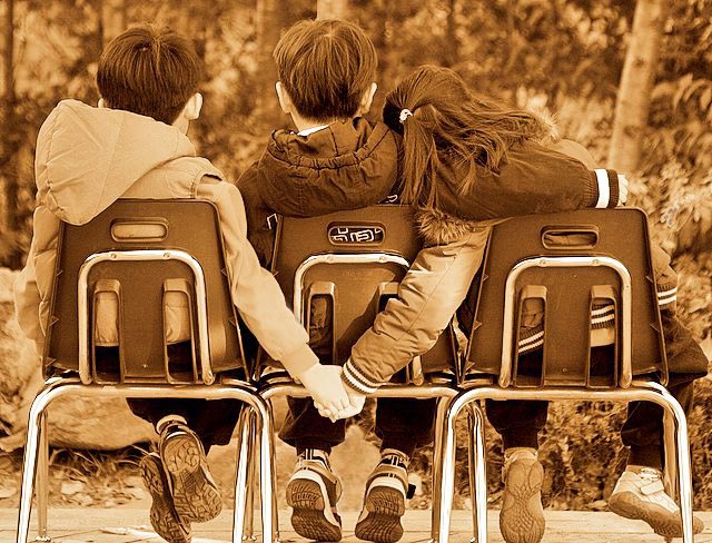 640x488, 94 Kb / дети, стулья, руки, измена