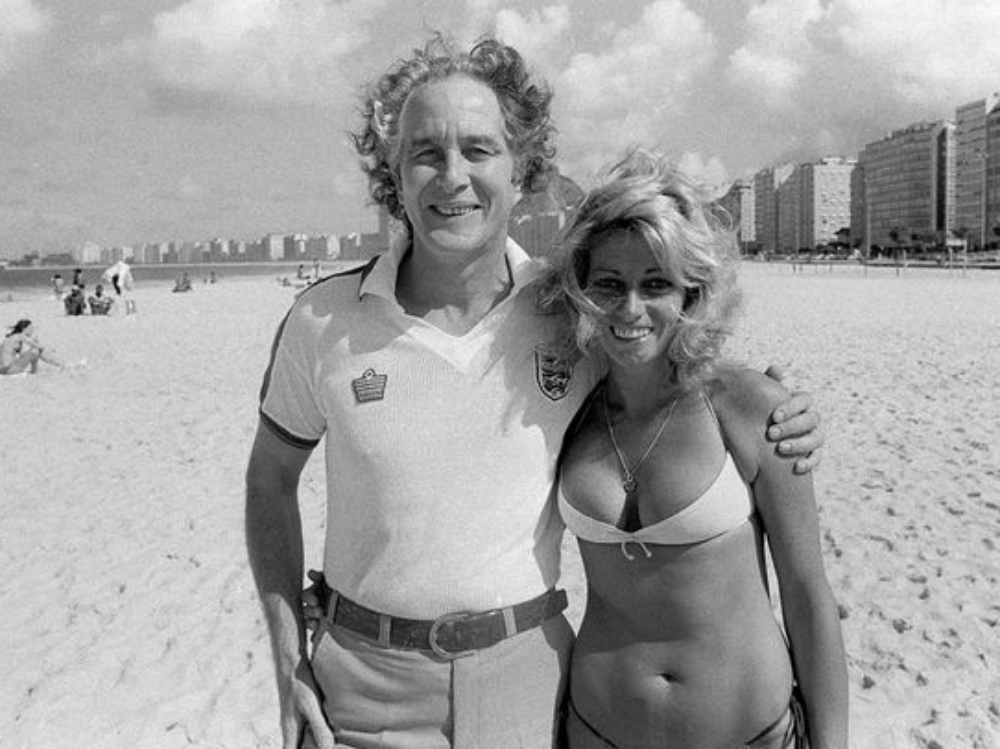 1000x749, 216 Kb / Ронни Биггс, девушка, купальник, песок, пляж, ч/б