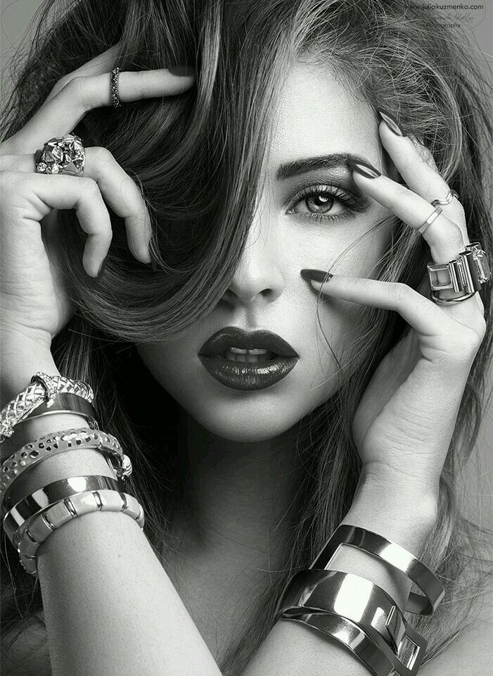 701x960, 157 Kb / девушка, лицо, руки, браслеты, волосы, перстни, ч/б
