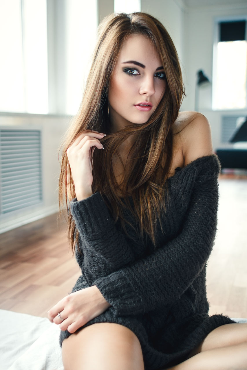 853x1280, 146 Kb / девушка, кофта, свитер, жалюзи, глаза