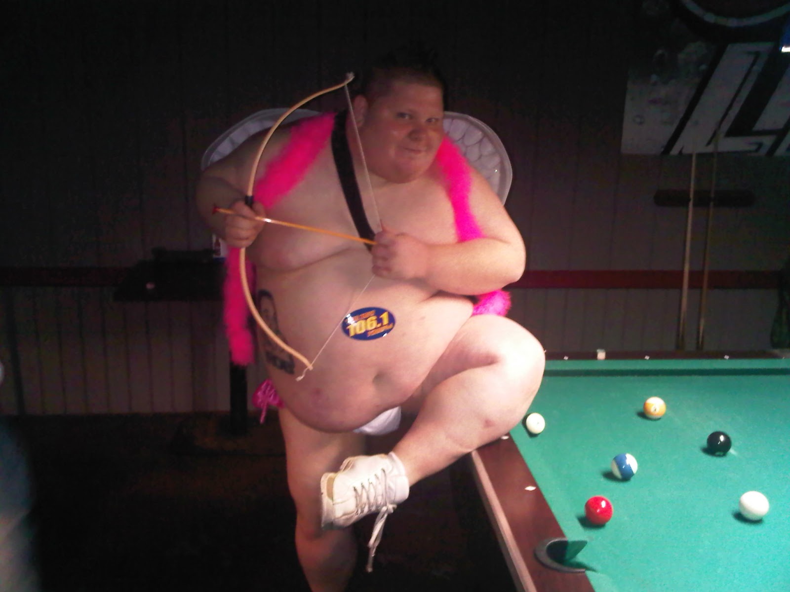 1600x1200, 133 Kb / Купидон, Славик, лук, пузо, бильярд, стол