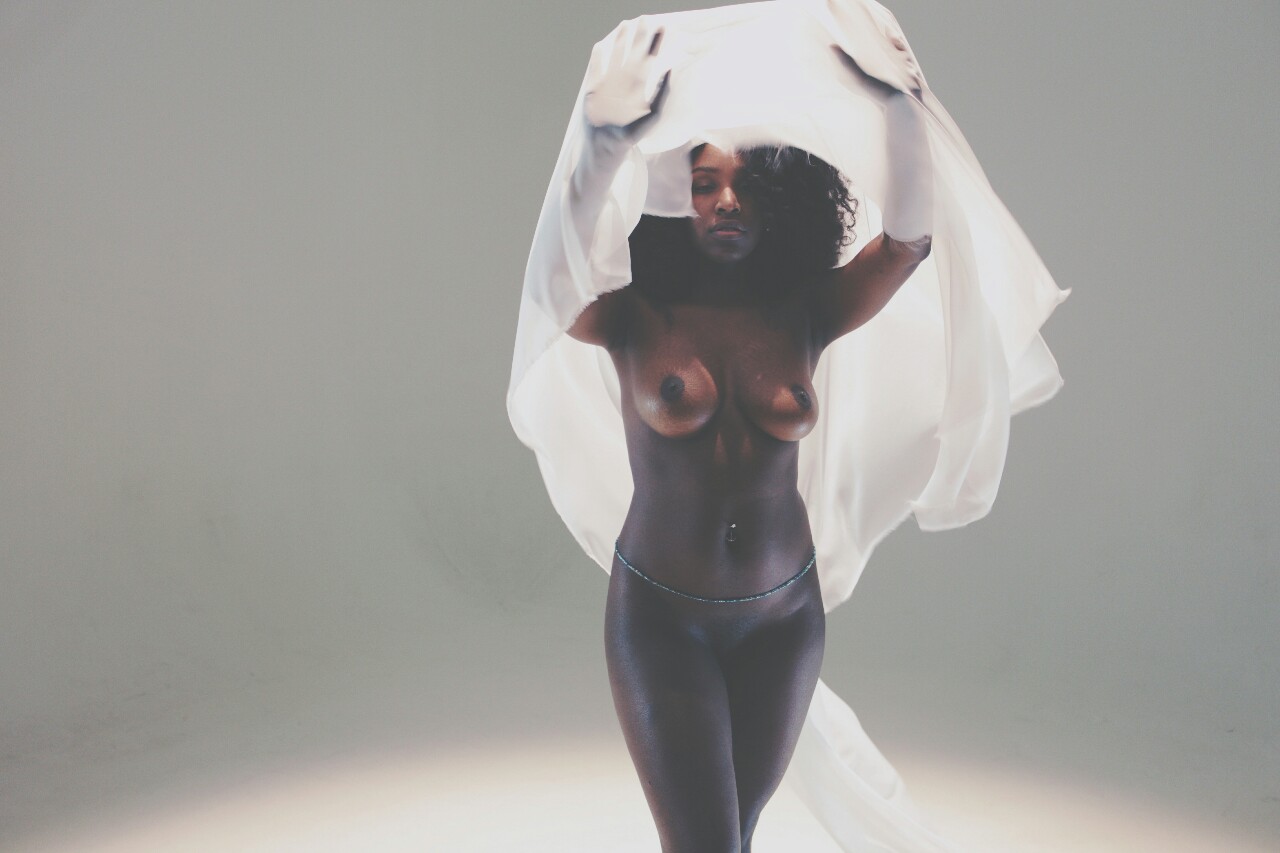 1280x853, 102 Kb / негритянка, тюль, украшение