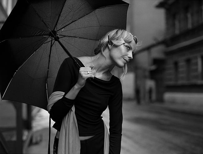 650x494, 112 Kb / зонтик, девушка, взгляд, лебединский, ч/б