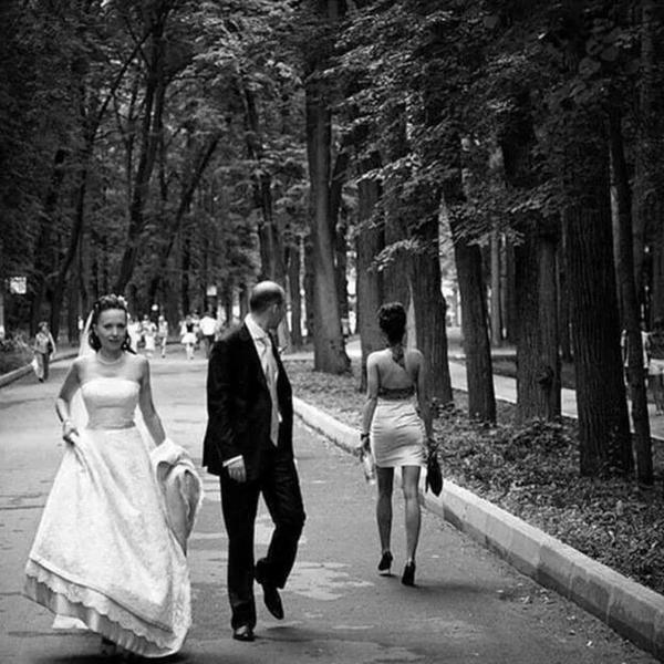 600x600, 67 Kb / парк, свадьба, невеста, жених, оглянулся, девушка, водка, ножки, ч/б