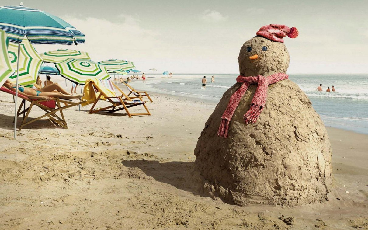 1210x756, 221 Kb / пляж, песок, снеговик, шарф, шапка
