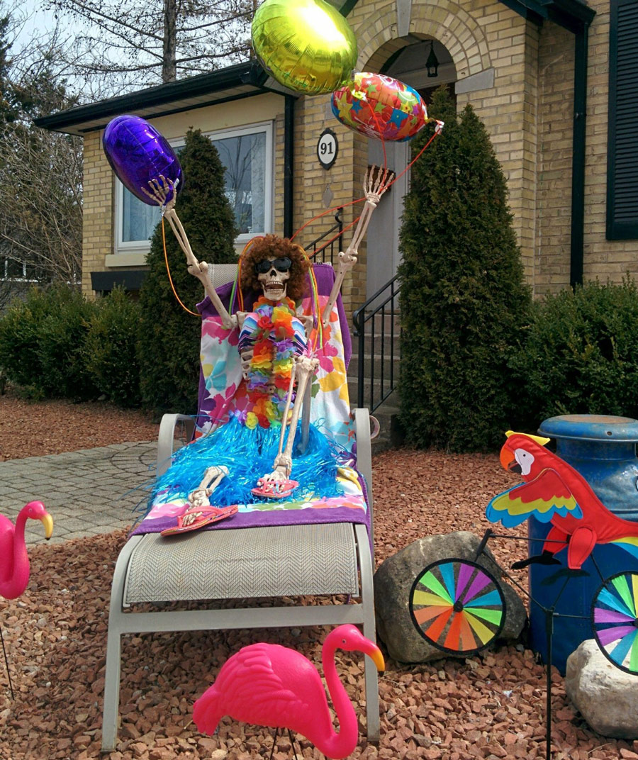 900x1072, 342 Kb / лежак, скелет, шары, игрушки, праздник, крыльцо, дом, 91