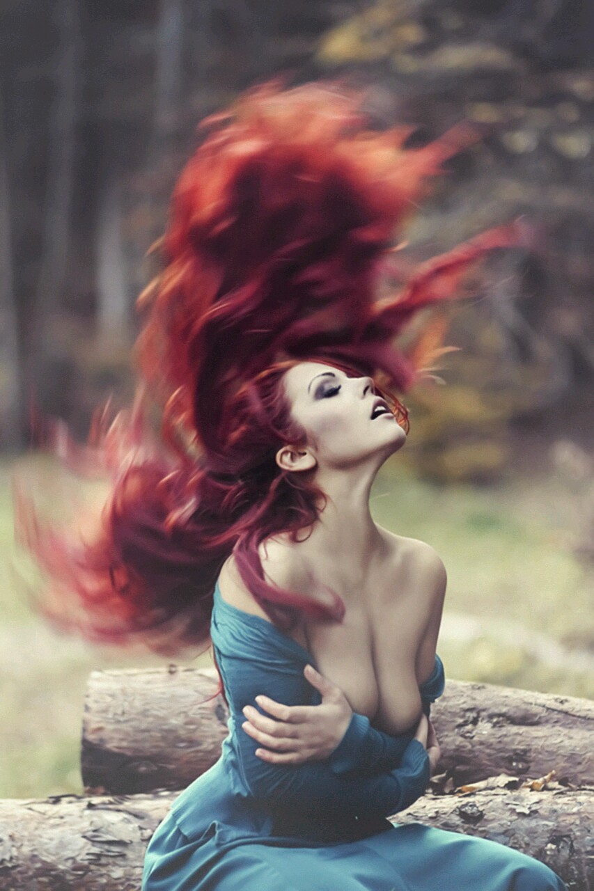 853x1280, 195 Kb / рыжая, платье, шевелюра, волосы, грива, сиськи, бревна