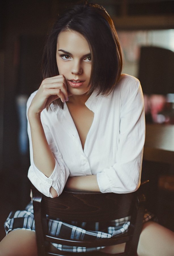 613x900, 71 Kb / брюнетка, каре, рубашка, стул, спинка, взгляд