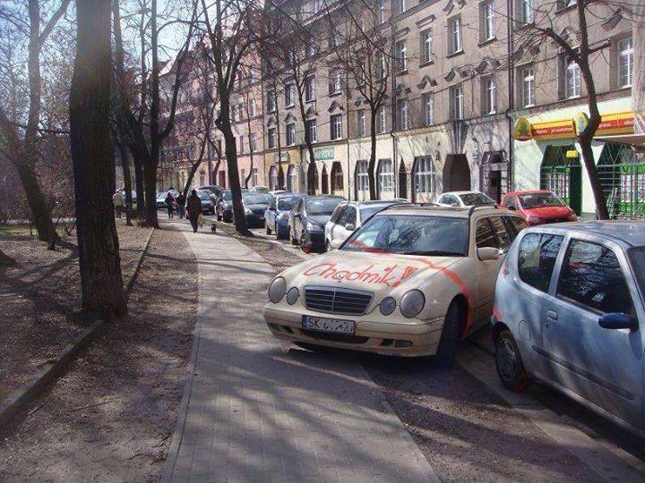 720x540, 113 Kb / мерседес, парковка, тротуар, чехия