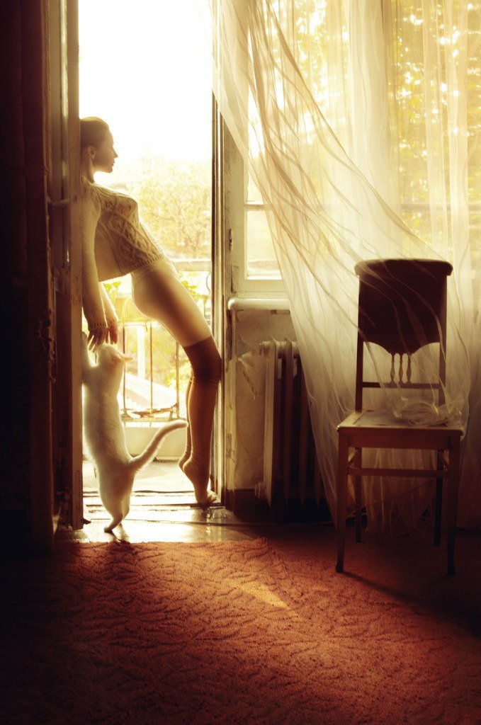 679x1024, 122 Kb / балкон, утро, силуэт, котэ, чулки, хрущёвка