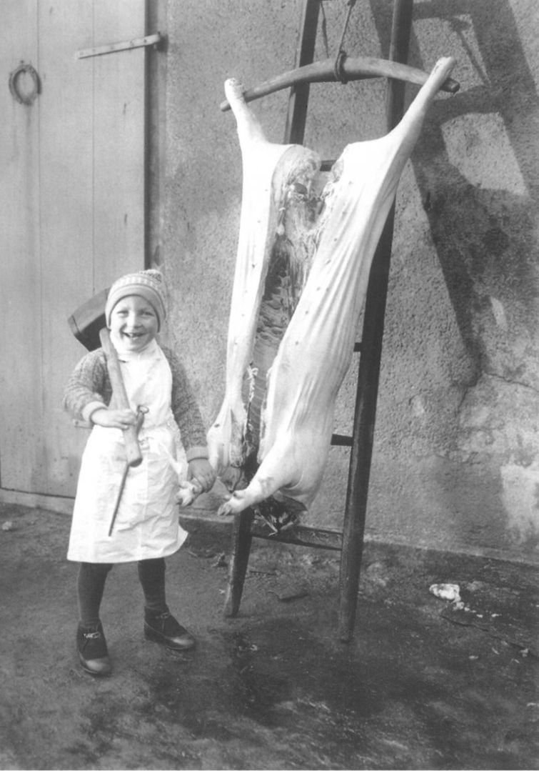 755x1079, 111 Kb / мальчик, улыбка, туша, ч/б