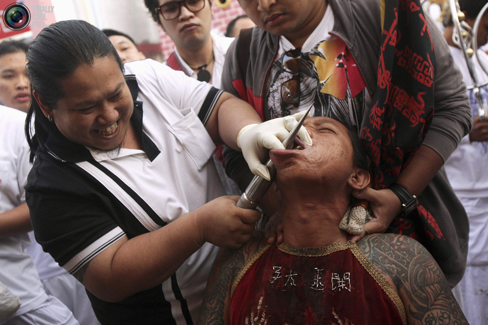 990x660, 205 Kb / латинос, щека, прокол