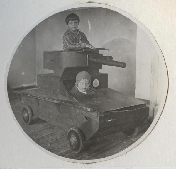 600x577, 30 Kb / Т-26, дети, Ленинград, 1937, модель, дерево
