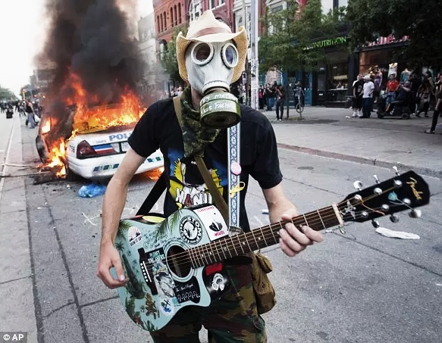 634x492, 151 Kb / противогаз, гитара, машина, полиция, огонь