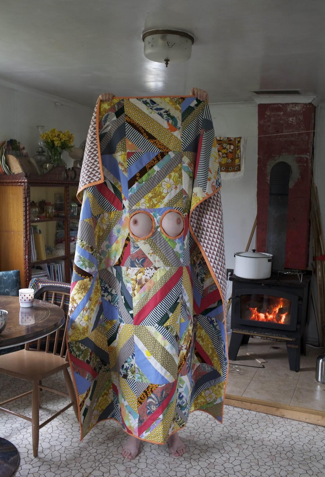 1067x1566, 225 Kb / Одеяло, лоскутное, сиськи, люстра, дырки, груди, печка