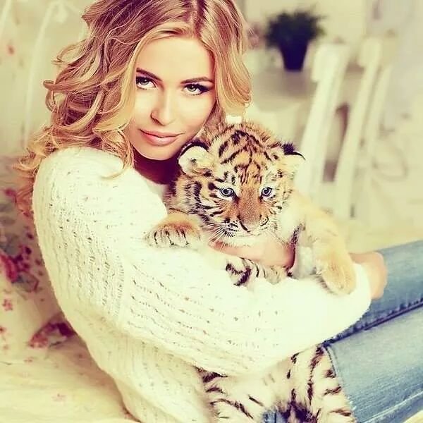 600x600, 71 Kb / девушка, блондинка, тигрёнок