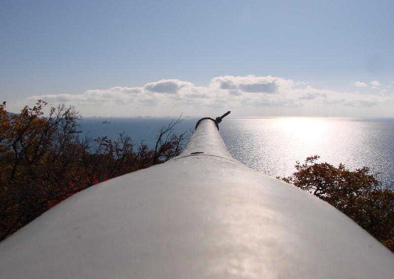 800x567, 86 Kb / облака, корабли, побережье, ствол, орудие