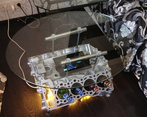 604x481, 79 Kb / двигатель, стол, бутылки, подсветка, стекло, V8