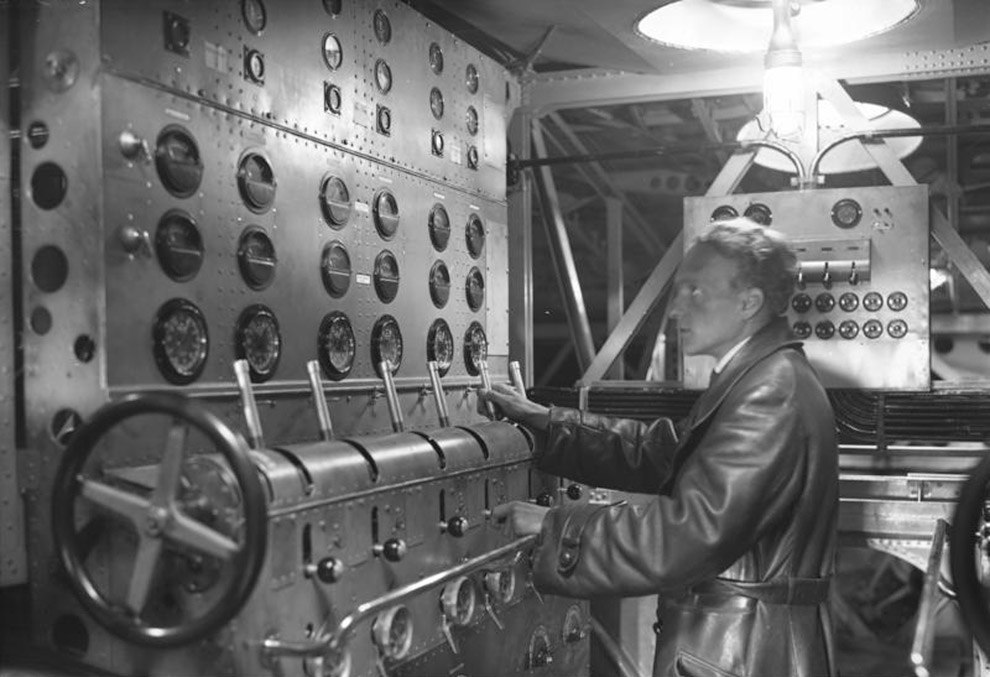 990x677, 115 Kb / Бортинженер, Dornier Do X, крутилки, рычаги, стрелочные, индикаторы