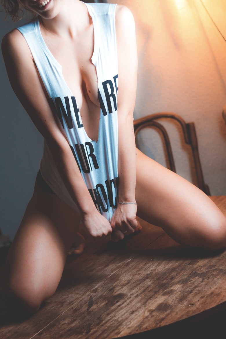 780x1170, 140 Kb / майка, сиськи, улыбка, стол