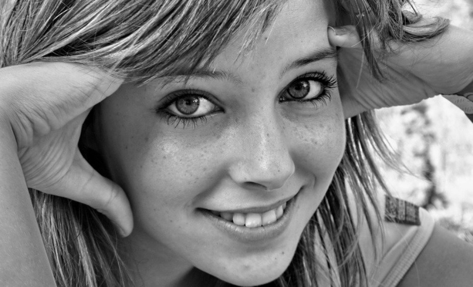 920x560, 144 Kb / Лицо, Ч/Б, веснушки, улыбка