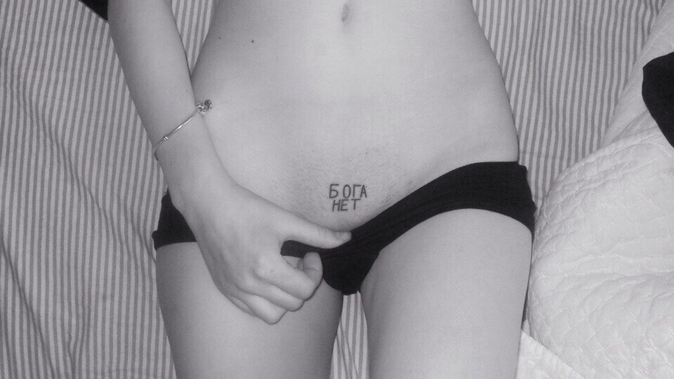 960x540, 78 Kb / лобок, атеистка, полоски, постель, браслет, ч/б, бога нет, тату