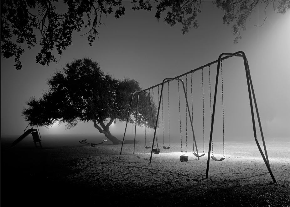 926x659, 99 Kb / площадка, дерево, качели, ч/б