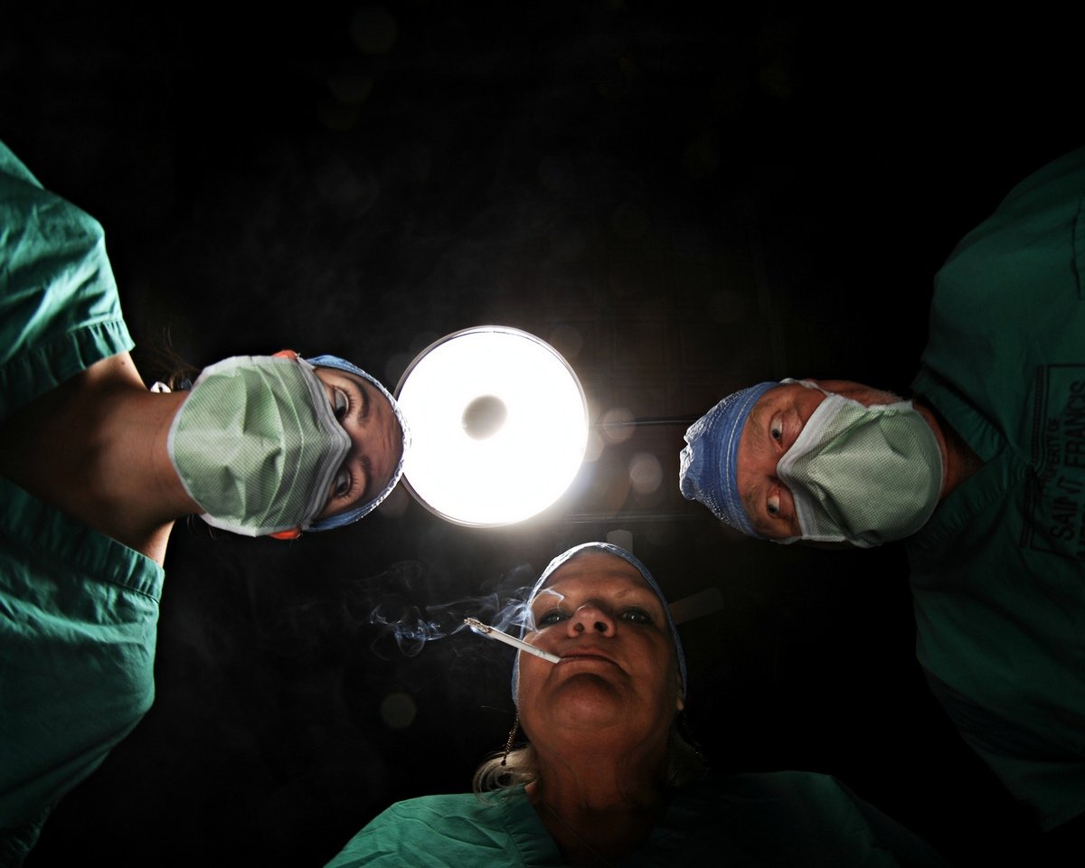 1200x960, 96 Kb / врачи, операция, сигарета