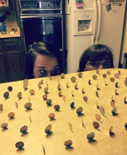 494x604, 56 Kb / монеты, ребро, стол