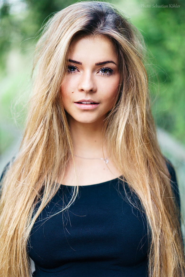 782x1170, 280 Kb / девушка, блондинка, Sebastian, Kohler, цепочка