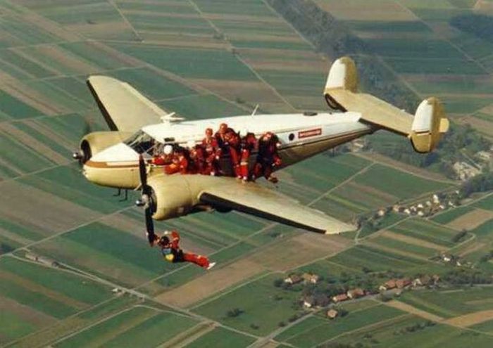 700x495, 49 Kb / Самолёт, парашютисты, пропеллер, фотошоп